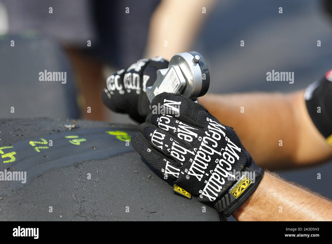 Concord, North Carolina, Stati Uniti d'America. 29Sep, 2019. Guanti Mechanix durante la Bank of America ROVAL 400 a Charlotte Motor Speedway in concordia, North Carolina. (Credito Immagine: © Jaylynn A. Nash/ASP) Foto Stock