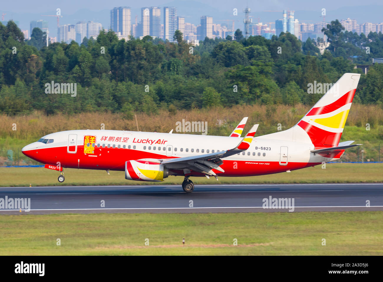 Chengdu, Cina - 22 Settembre 2019: Lucky Air Boeing 737-700 aeroplano a Chengdu airport (CTU) in Cina. Foto Stock