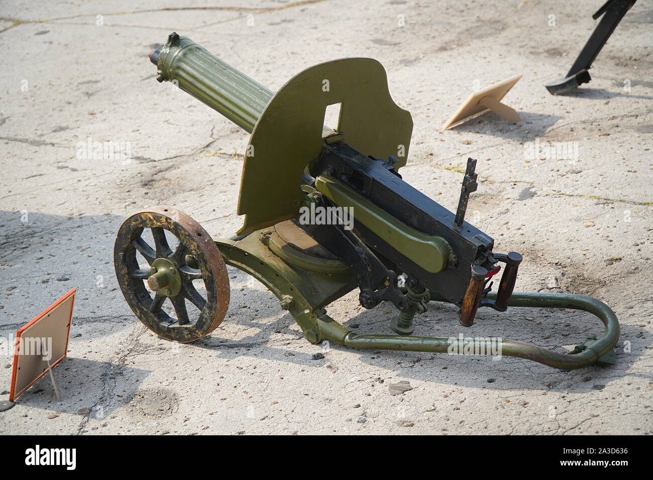 Vecchia macchina verde pistola su asfalto Foto Stock