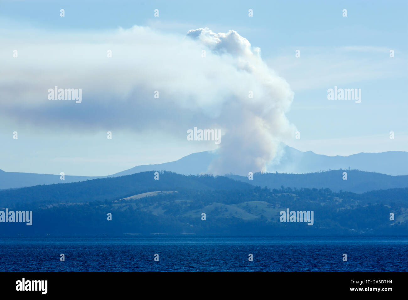 Fumo di Hobart derivanti da bush fire come si vede dall'Isola di Bruny, Tasmania, Australia Foto Stock