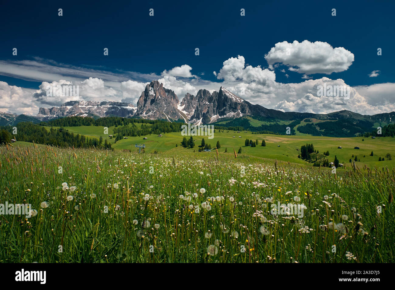 Il paesaggio intorno a Alpe di Siusi, il più grande ad alta altitudine prato alpino in Europa. Situato nelle Dolomiti in Alto Adige Foto Stock