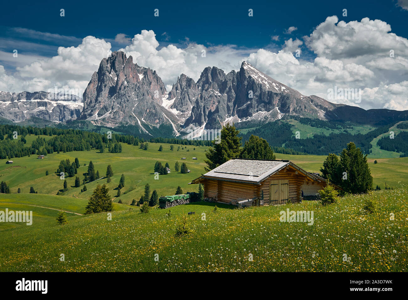 Il paesaggio intorno a Alpe di Siusi, il più grande ad alta altitudine prato alpino in Europa. Situato nelle Dolomiti in Alto Adige Foto Stock