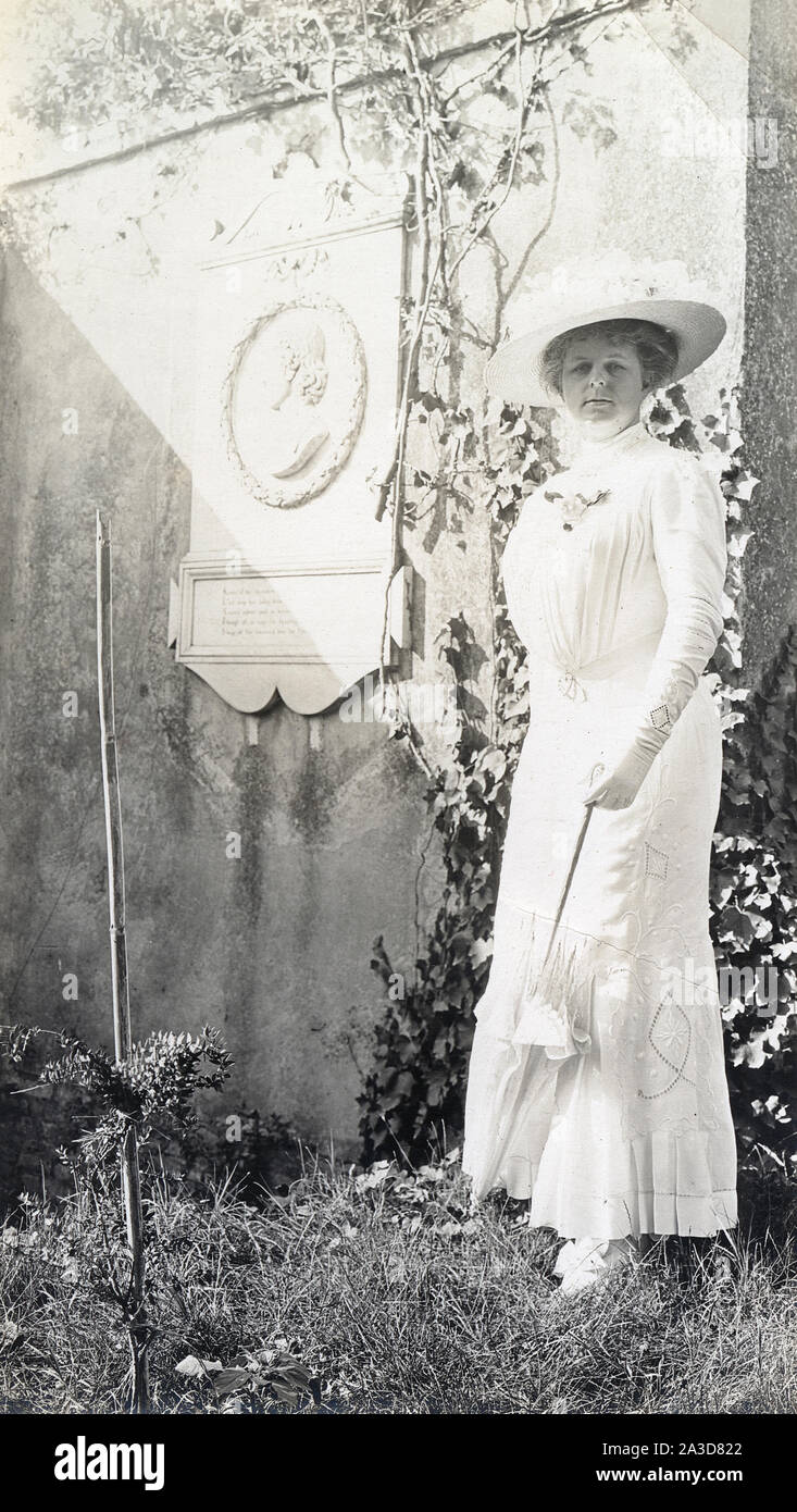 Antique c1900 fotografia, donna vittoriano sorge accanto al monumento di pietra. Posizione sconosciuta, STATI UNITI D'AMERICA. Fonte: fotografia originale Foto Stock