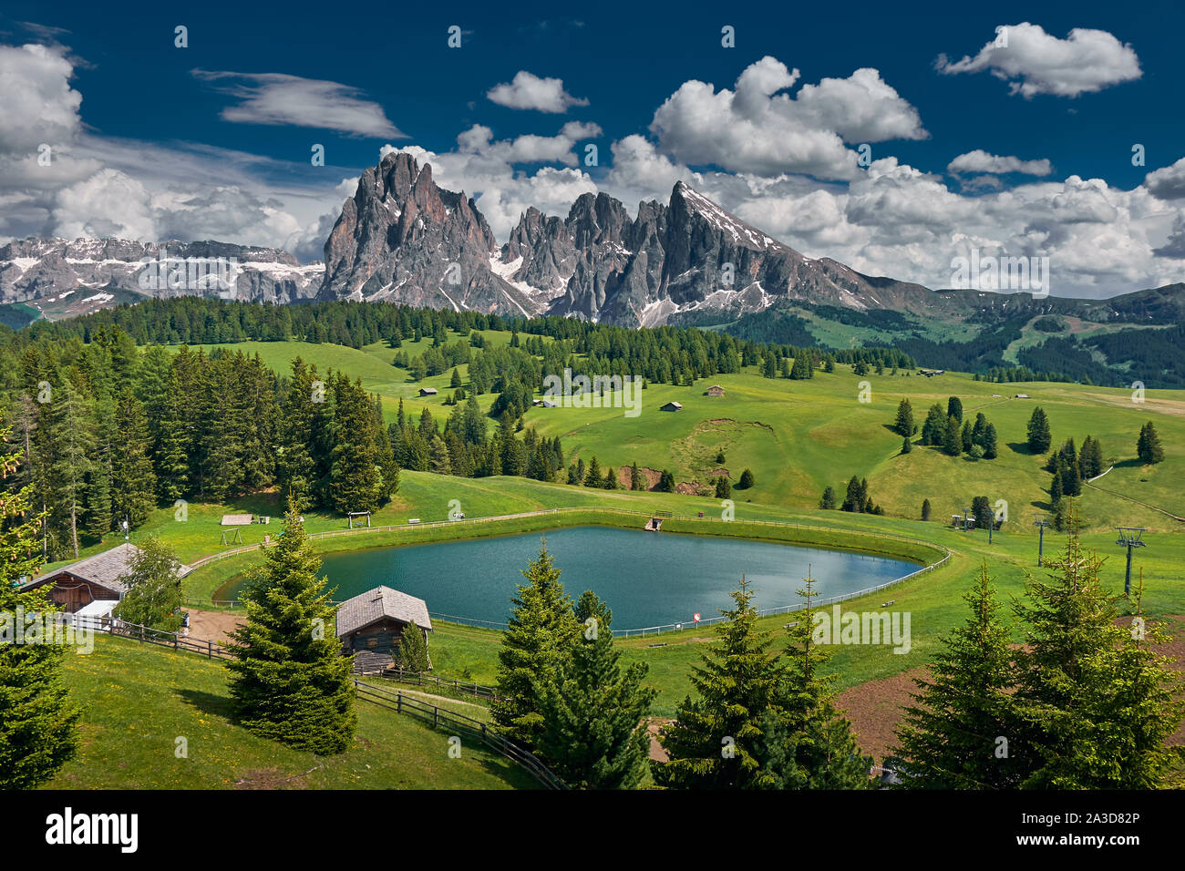 Il paesaggio intorno a Alpe di Siusi, il più grande ad alta altitudine prato alpino in Europa. Situato nelle Dolomiti in Alto Adige Foto Stock