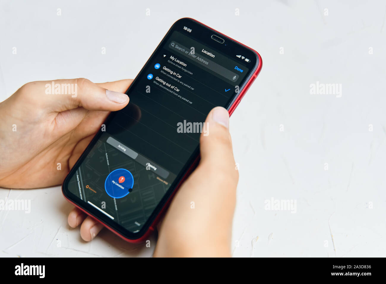 Bishkek, Kirghizistan - Luglio 6 2019: Nuova applicazione di promemoria di ios 13. App con una posizione su iPhone X sullo schermo. Foto Stock