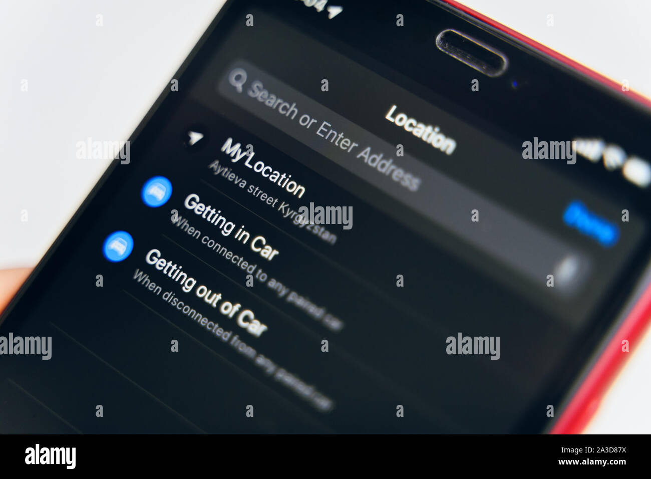 Bishkek, Kirghizistan - Luglio 6 2019: Nuova applicazione di promemoria di ios 13. App con una posizione su iPhone X sullo schermo. Foto Stock