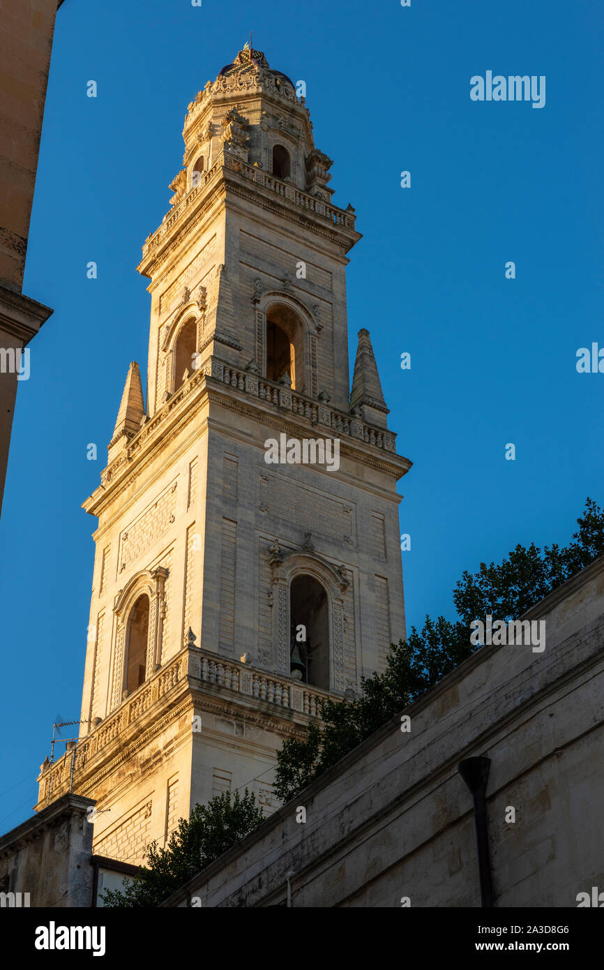 La mattina presto il sole sul campanile del Duomo di Lecce (Duomo) - Lecce, Puglia (Puglia) nel Sud Italia Foto Stock