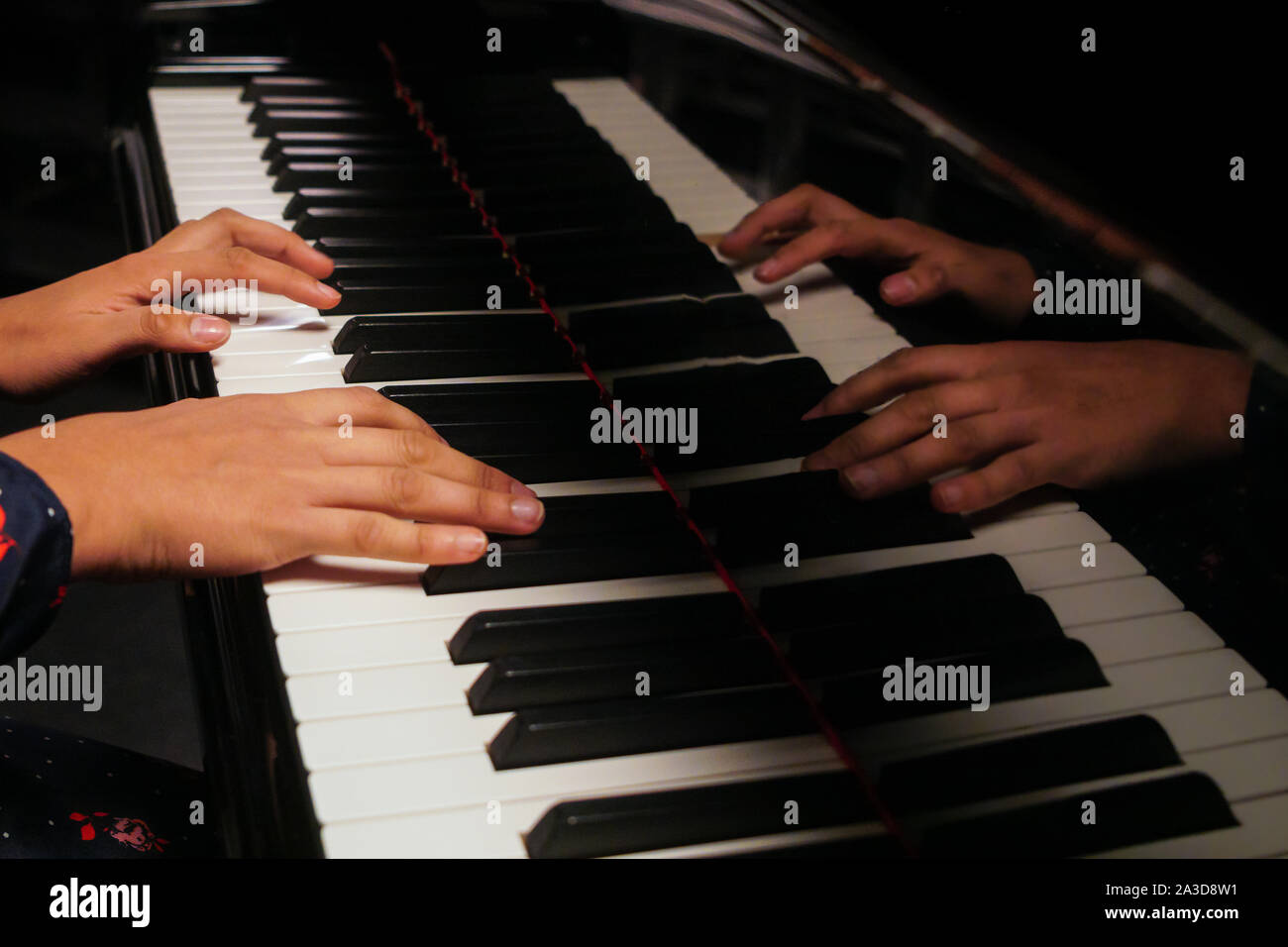 Il pianista mani riflessa durante la riproduzione Foto Stock