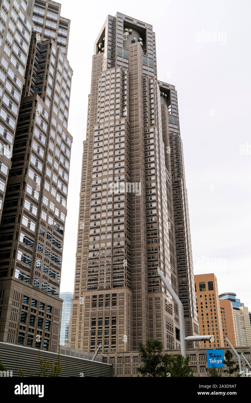 Tokyo. Il famoso punto di riferimento Governo Metropolitano di Tokyo edificio nella città di Shinjuku. Street view guardando il torreggiante edificio numero uno. Foto Stock