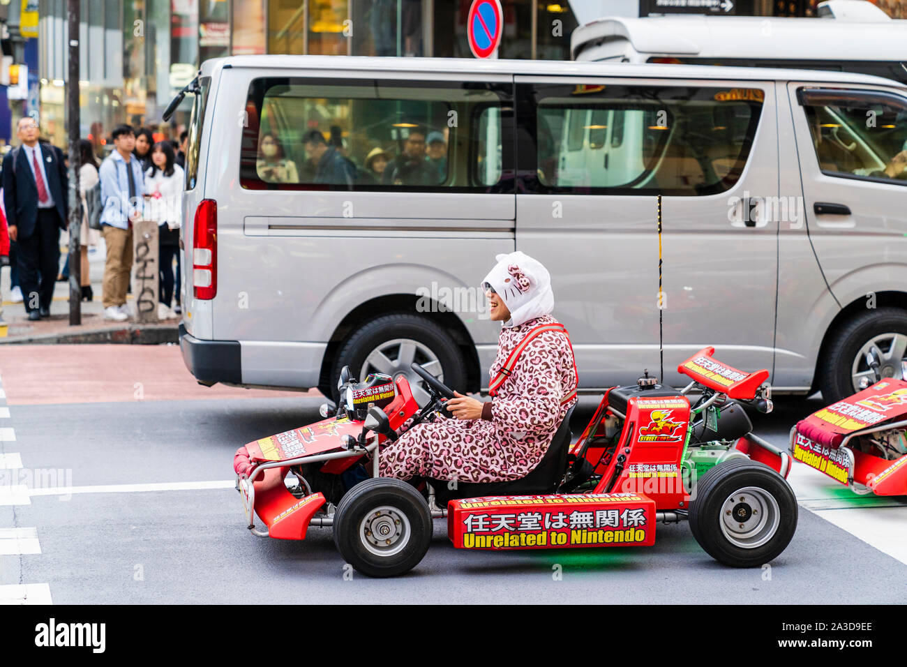 Tokyo, Shibuya crossing. Andare karting Mario Kart con caucasici vestiti come i loro personaggi preferiti in attesa presso il famoso incrocio scramble. Foto Stock