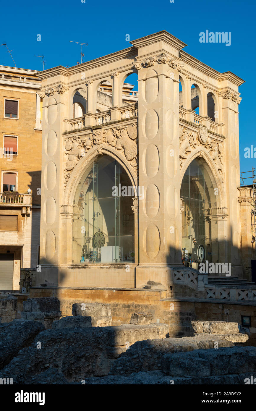 La mattina presto sole illumina il sedile (Palazzo de Seggio) in Piazza Sant'Oronzo a Lecce, Puglia (Puglia) nel Sud Italia Foto Stock