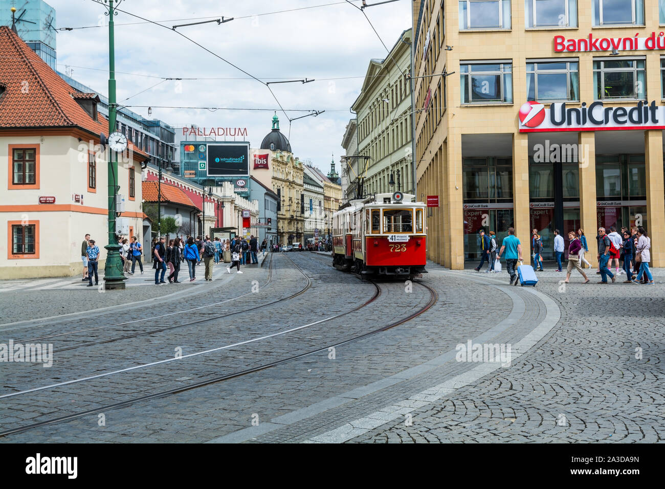 Tram rosso acceso nella città vecchia di Praga, Repubblica Ceca. Foto Stock