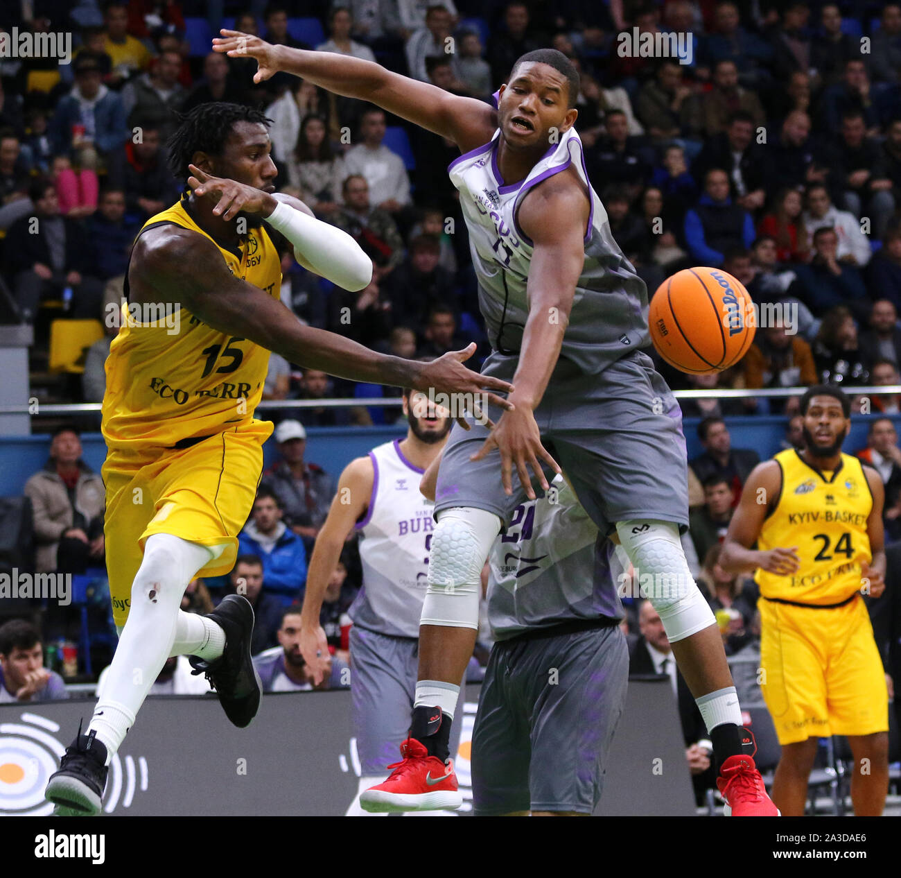 Kiev, Ucraina - 26 settembre 2019: Deon Edwin di BC Kyiv cestello (L) e Jasiel Rivero di San Pablo a Burgos in azione durante la loro pallacanestro FIBA Champions League Qualificazioni gioco a Kiev Foto Stock