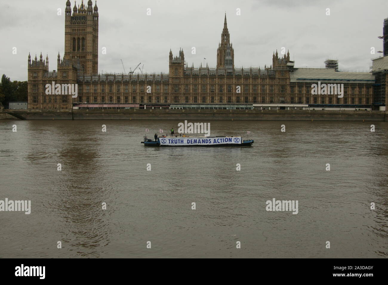 Londra, Regno Unito. 07 ott 2019, estinzione della ribellione stretto protesta in barca sul fiume Tamigi al di fuori del Palazzo di Westminster, per evidenziare il cambiamento climatico. © Martin Foskett/Knelstrom Ltd/Alamy Live News Foto Stock