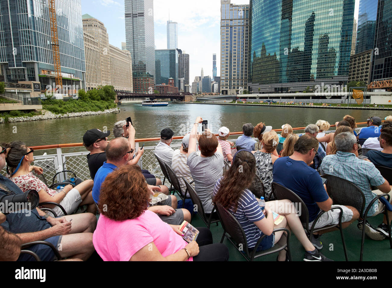 Architettura di Chicago del centro barca sul fiume visita guidata sul fiume di Chicago al punto di lupo di chicago, illinois, Stati Uniti d'America Foto Stock