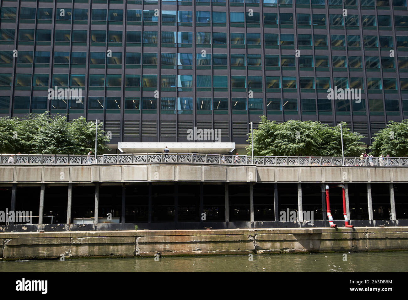 Cdw plaza edificio direttamente al di sopra del nord binari del treno della Union Station di chicago, illinois, Stati Uniti d'America Foto Stock