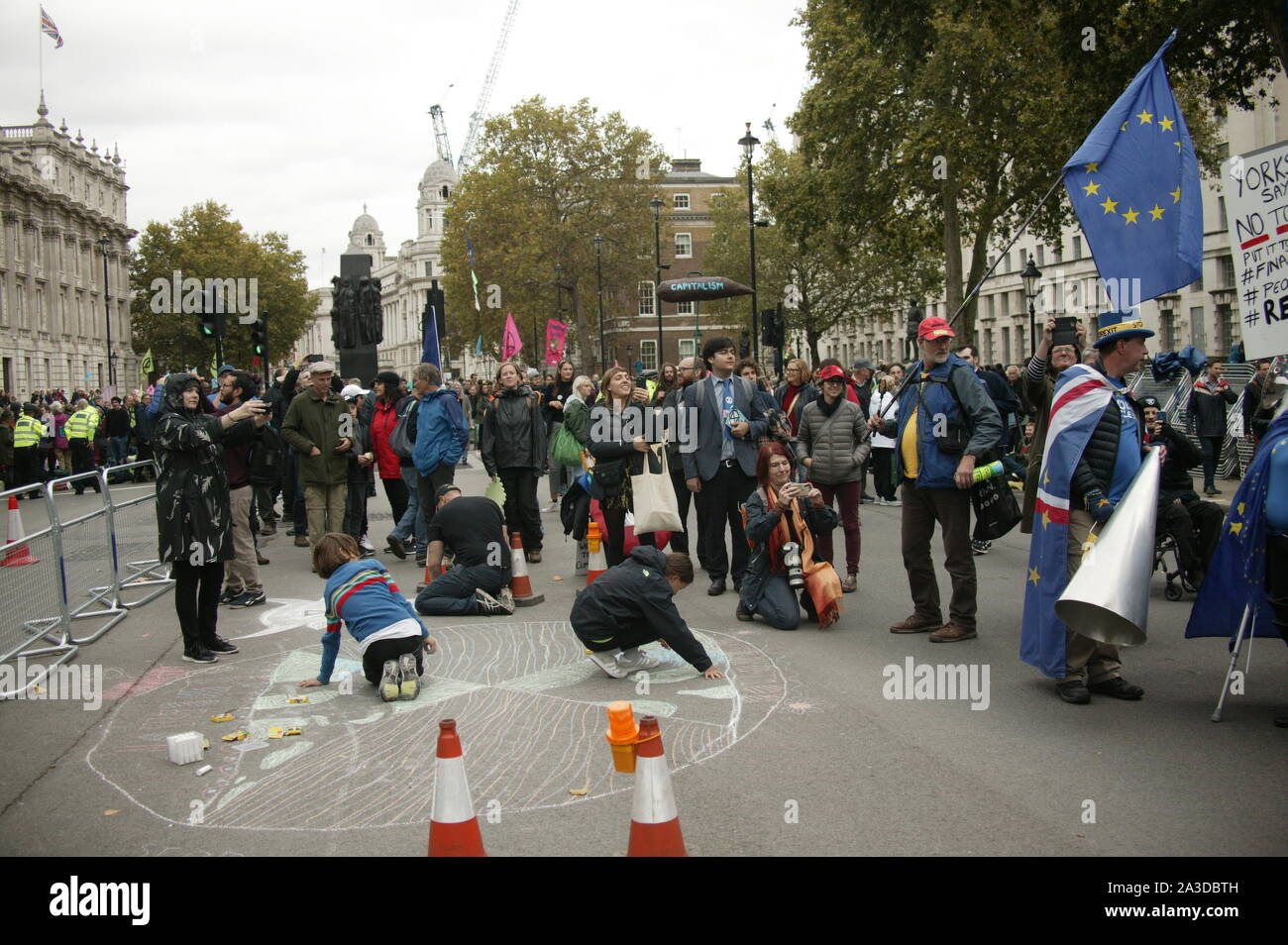 Londra, Regno Unito. 07 ott 2019, Steve Bray, signor Stop Brexit presso la ribellione di estinzione protesta in Westminster, per evidenziare il cambiamento climatico. © Martin Foskett/Knelstrom Ltd/Alamy Live News Foto Stock