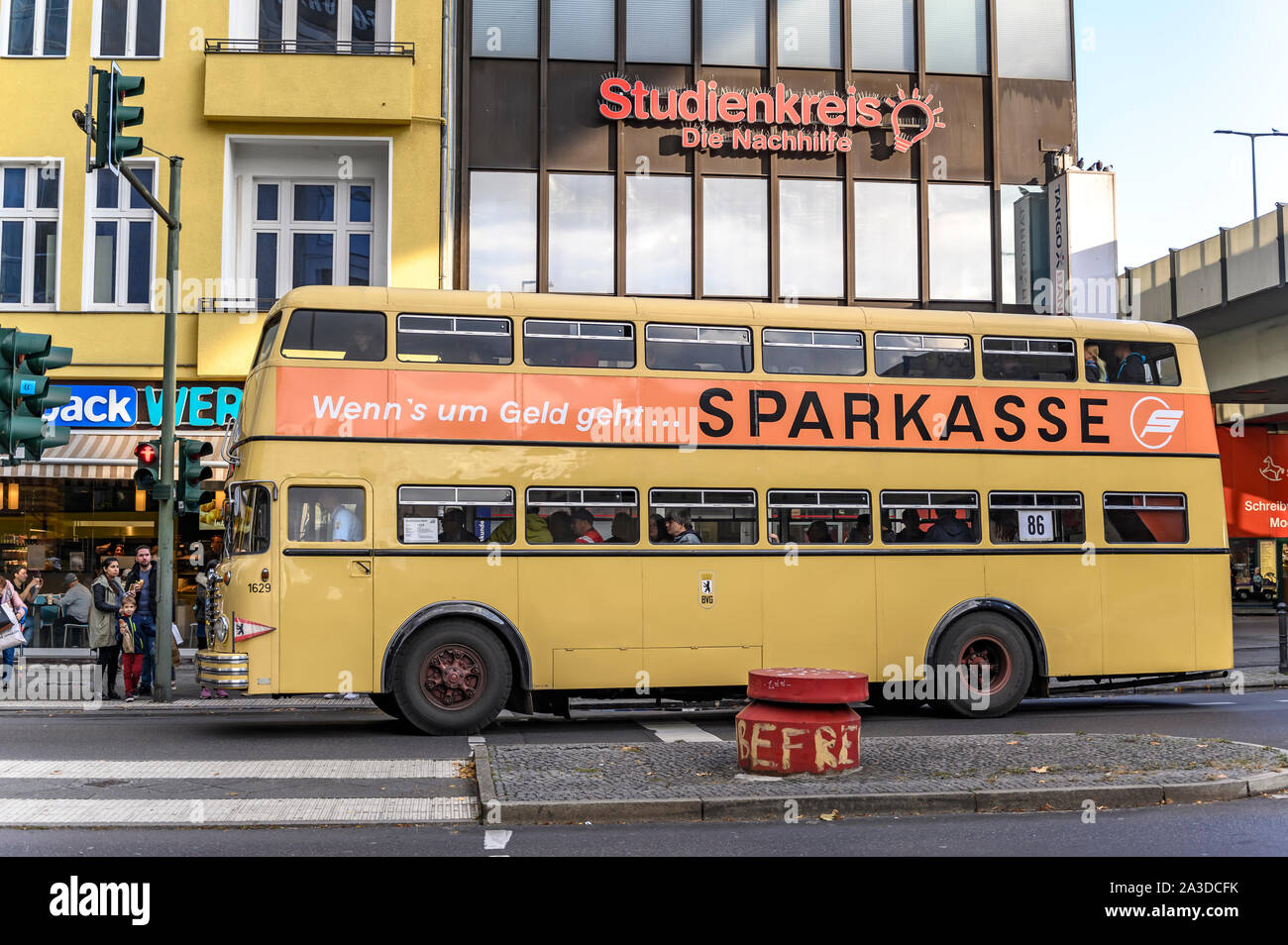 Berlino, Germania - 5 Ottobre 2019: autobus storico, che viene utilizzato nel settore del trasporto pubblico come parte di un esercizio annuale di viaggio speciale in Berlin-Steglitz, Germania. Foto Stock