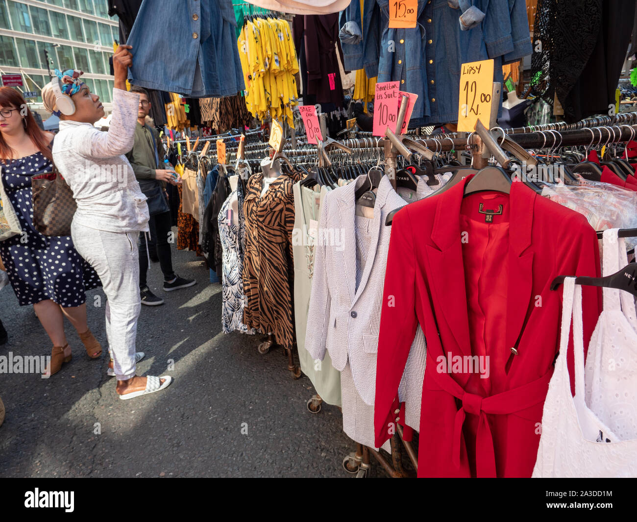 Vestiti stallo a Petticoat Lane market Foto Stock