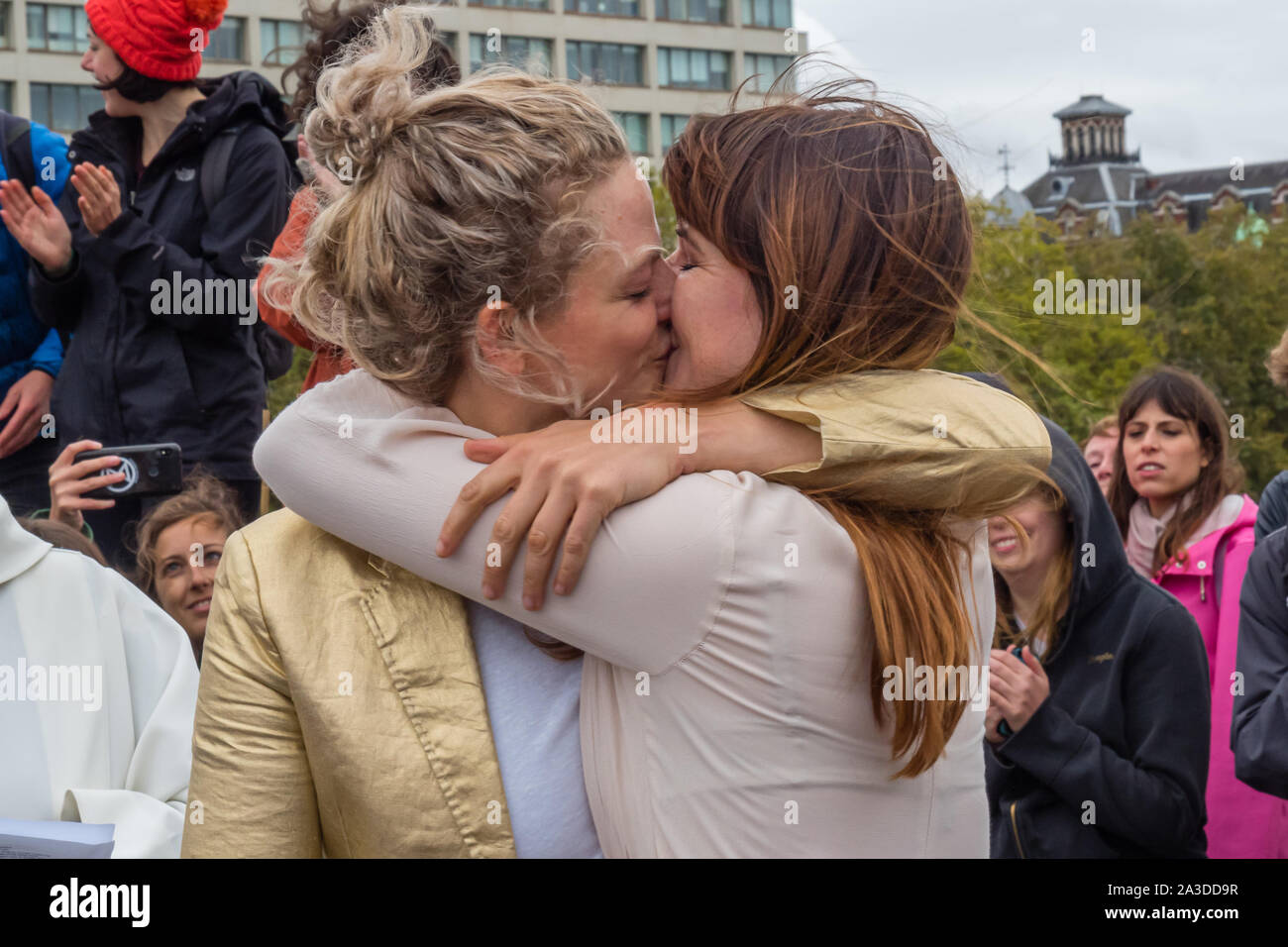 Londra, Regno Unito. Il 7 ottobre 2019. Tamsin e Melissa kiss durante il loro matrimonio il Westminster Bridge. La Ribellione di estinzione cominciare la ribellione internazionale occupando siti a undici sedi al di fuori dei ministeri, Downing St, il Mall, Westminster e ponti di Lambeth, portando il traffico ad un arresto. Essi richiedono che il governo dica la verità circa il clima e l'emergenza ecologica, atto ad arrestare la perdita di biodiversità, emissioni ridotte a zero netto e di creare e di essere guidato da un gruppo di cittadini. Peter Marshall / Alamy Live News Foto Stock