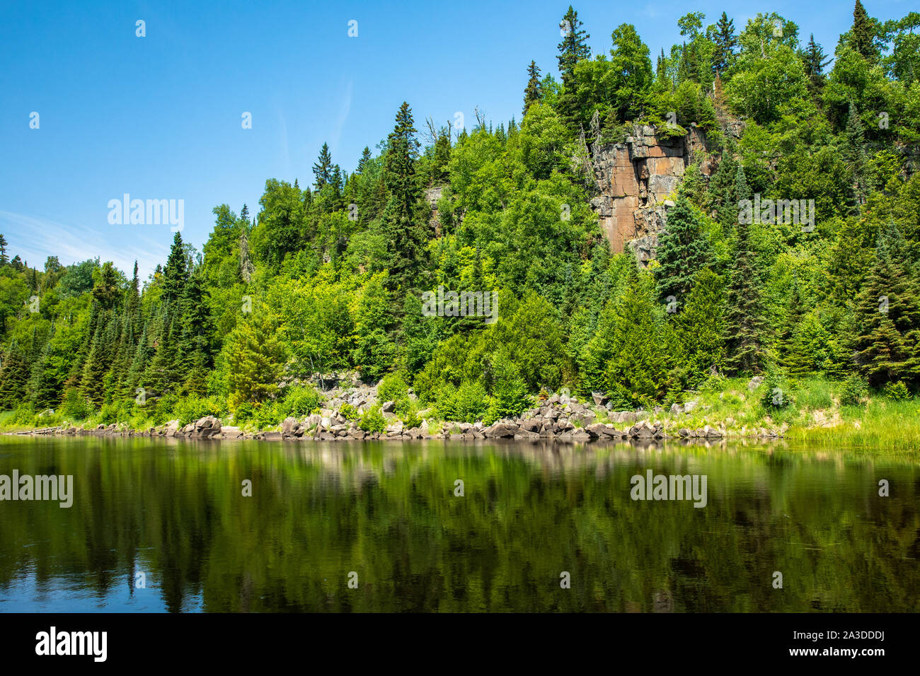 Vista panoramica di un appartato lago d'estate sull'astragalo lago Trail escursione nella Sleeping Giant Parco Provinciale, Ontario, Canada Foto Stock