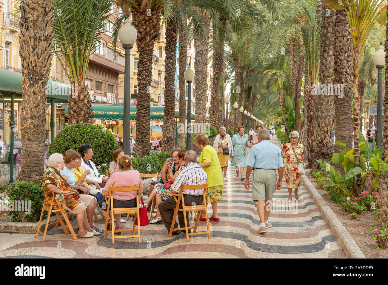 Gli anziani di socializzare sul Paseo Explanada de España, Alicante, Costa Blanca, Spagna Foto Stock