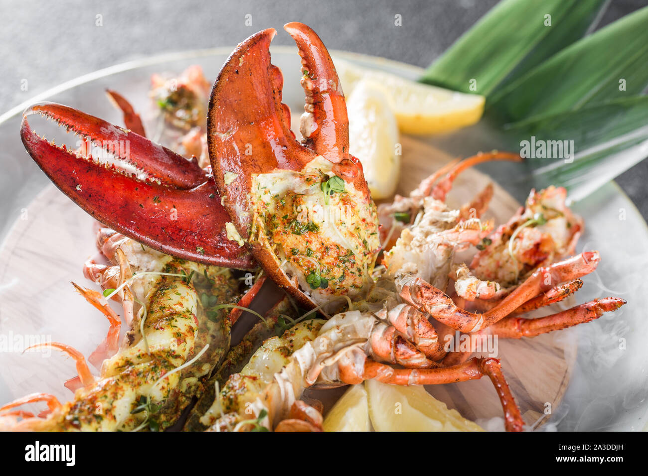 Grigliata di code di aragosta cotta in forno Josper Foto Stock