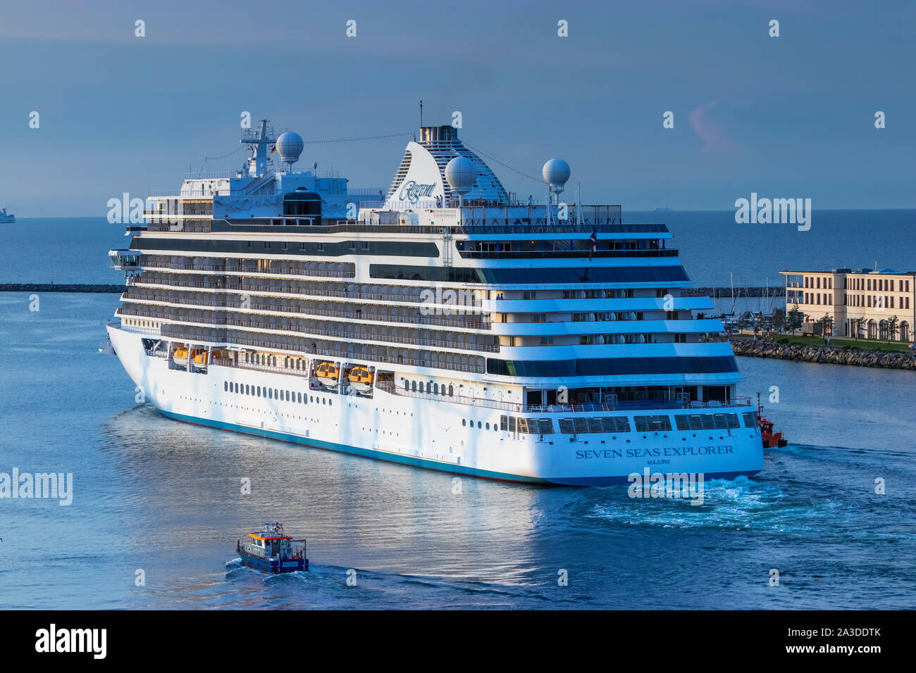 La nave da crociera Seven Seas Explorer lasciando Warnemunde, Rostock, Germania Europa. Foto Stock