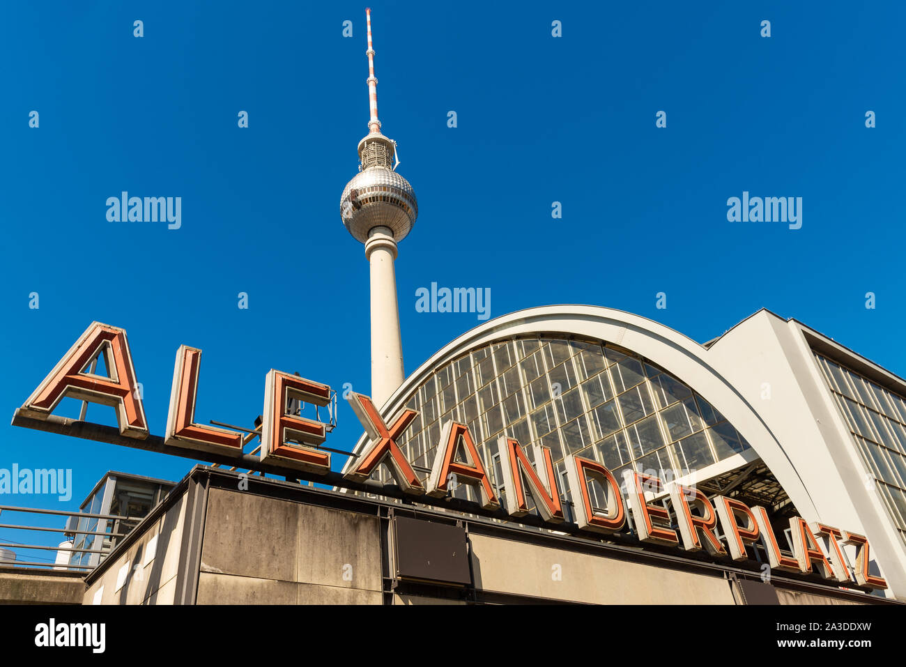 Alexanderplatz Station e la famosa torre della televisione, Berlino, Germania Foto Stock