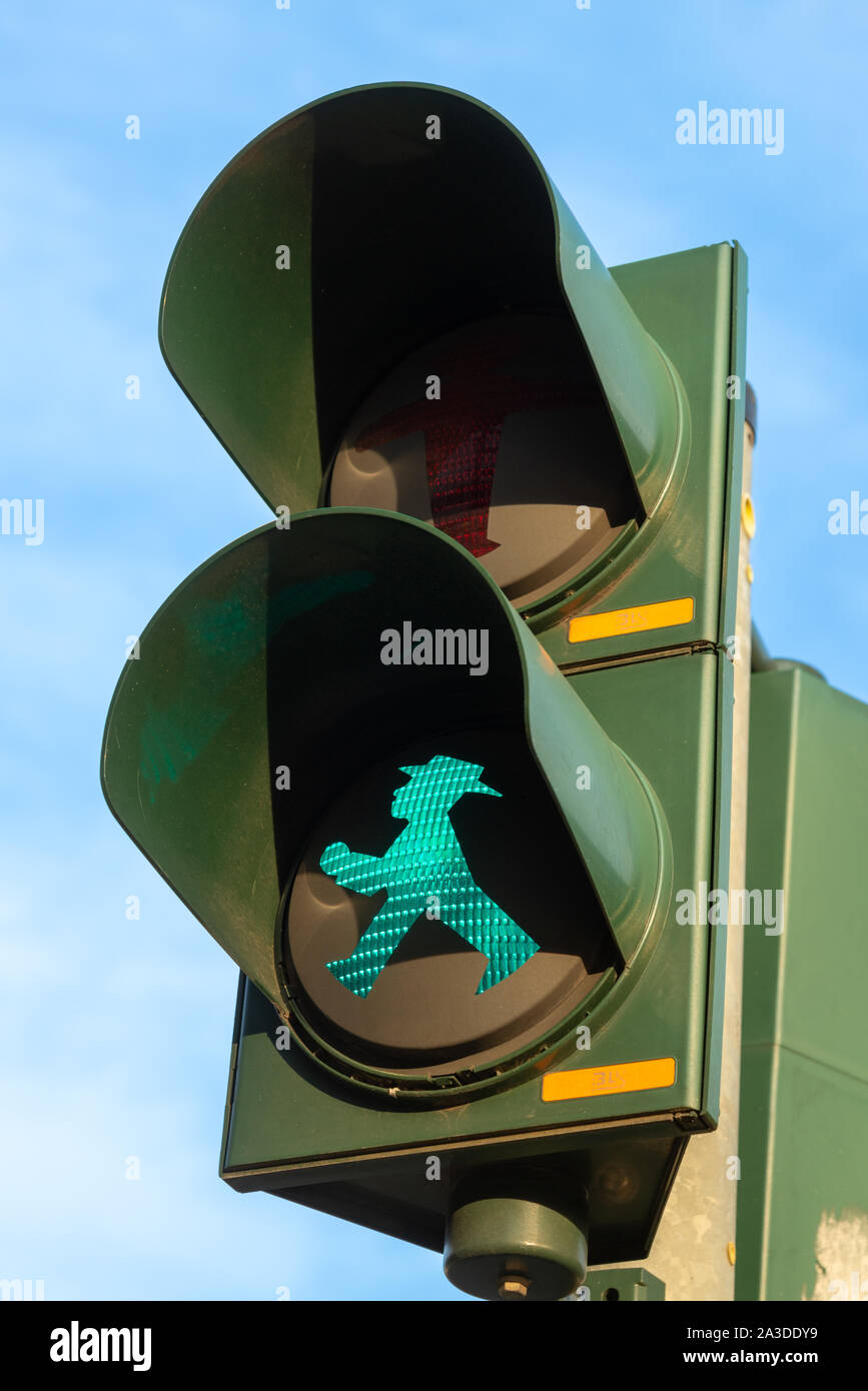 Green walk man semaforo in ex Est lato tedesco a Berlino, Germania Foto Stock
