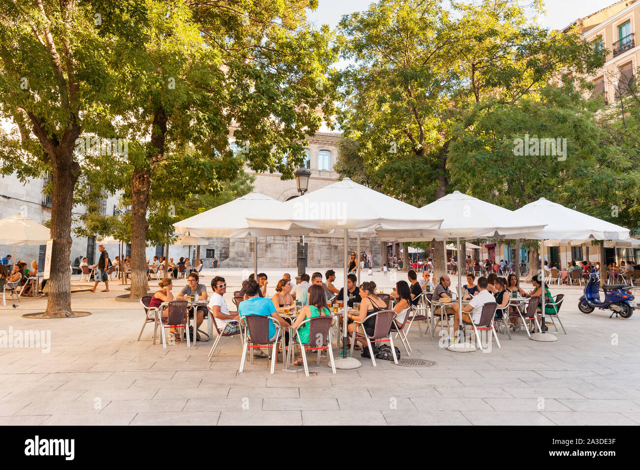 Affollato bar esterno tavoli in Plaza de la Paja, La Latina, Madrid, Spagna Foto Stock