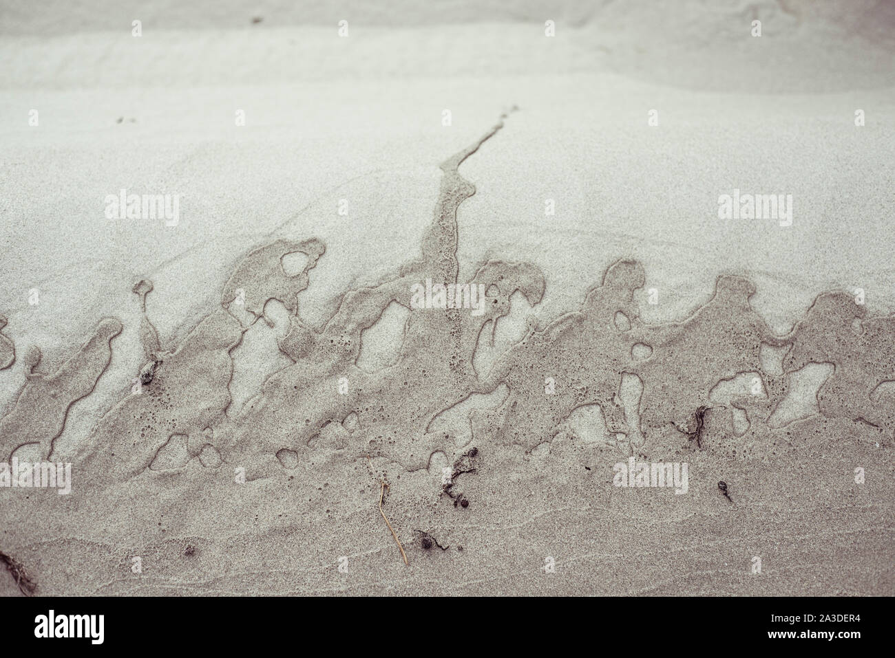 L'acqua dell'oceano rende bella modello sulla spiaggia di sabbia Foto Stock