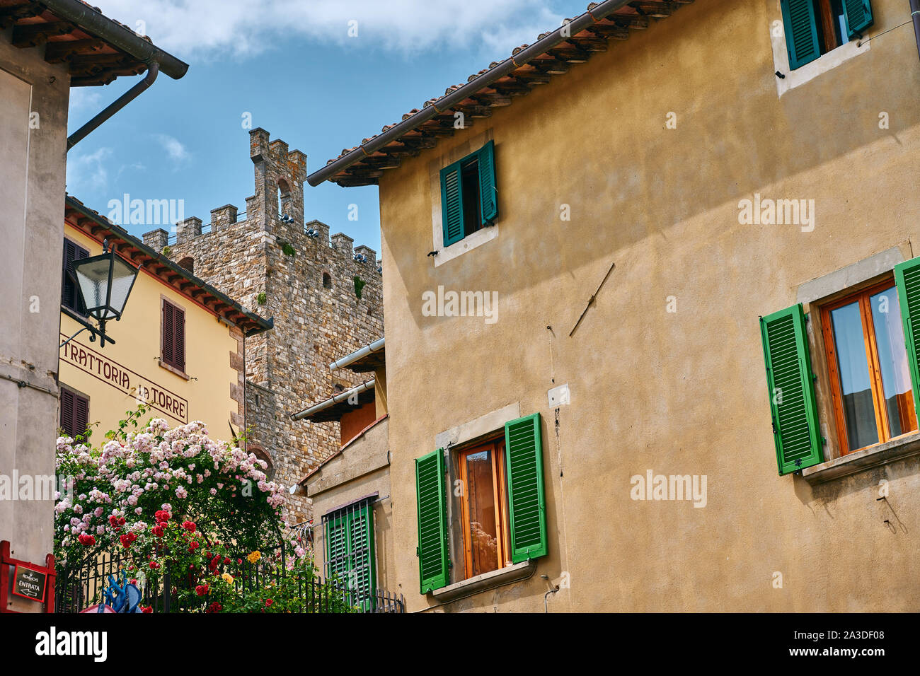 Basso angolo di antica casa di pietra e finestre con persiane autentica e antica fortezza in Italia Foto Stock