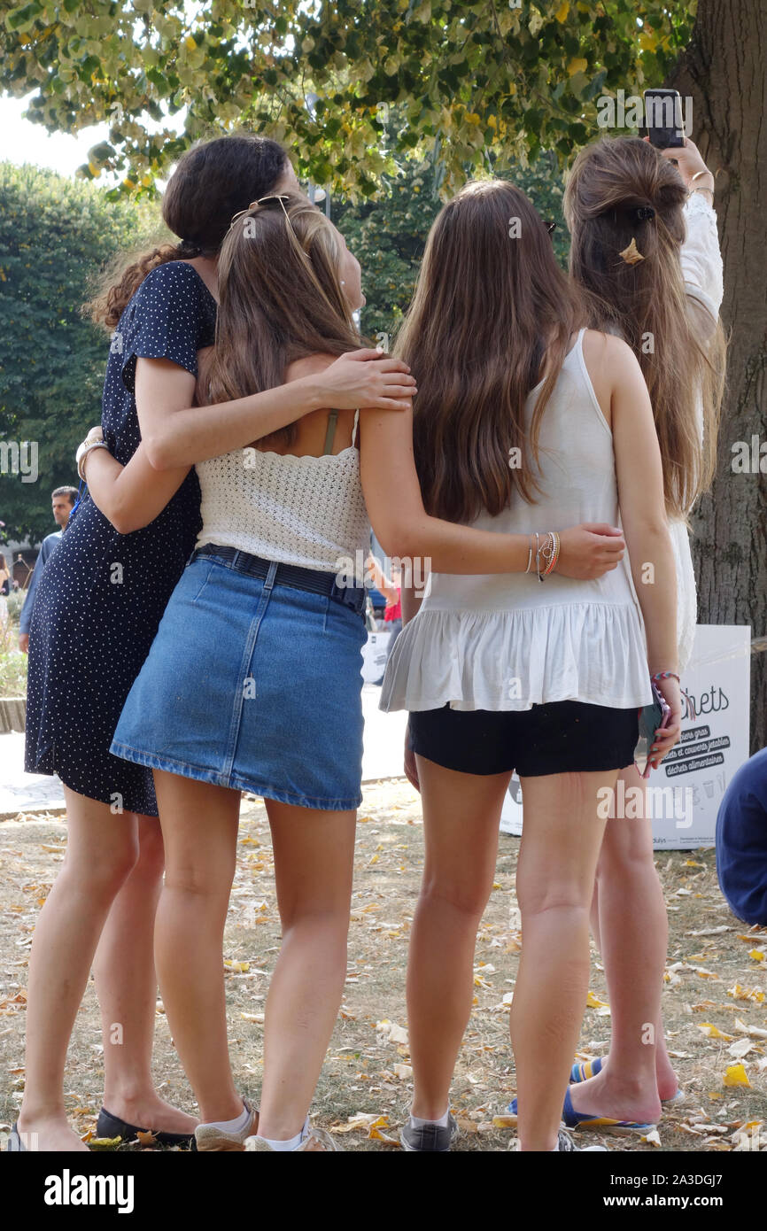 Gli adolescenti tenendo selfies a Lille Braderie 2019, Lille Francia Europa Foto Stock