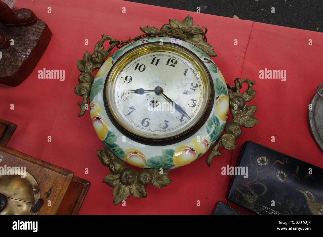 Orologio retrò al Braderie di Lille 2019, Lille Francia Europa Foto Stock