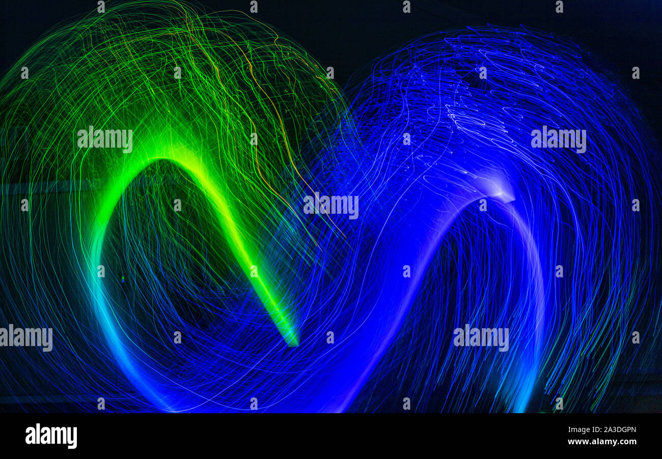 Il verde e il blu schemi di luce su sfondo nero Foto Stock