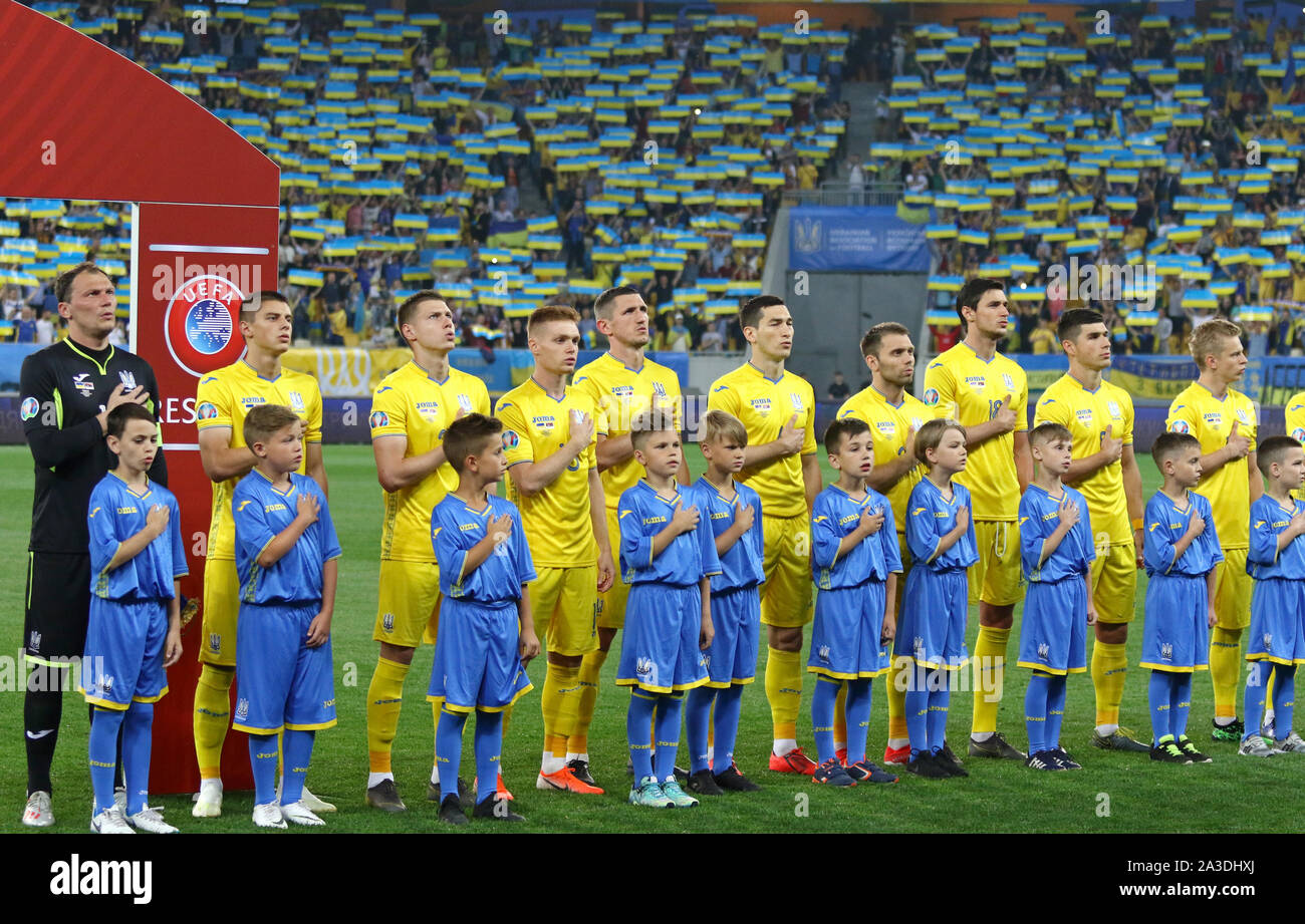 LVIV, Ucraina - 7 giugno 2019: Ucraino giocatori ascoltare l'inno nazionale prima di UEFA EURO 2020 qualifica gioco Ucraina v Serbia a Arena Lviv stadium di Lviv, Ucraina Foto Stock