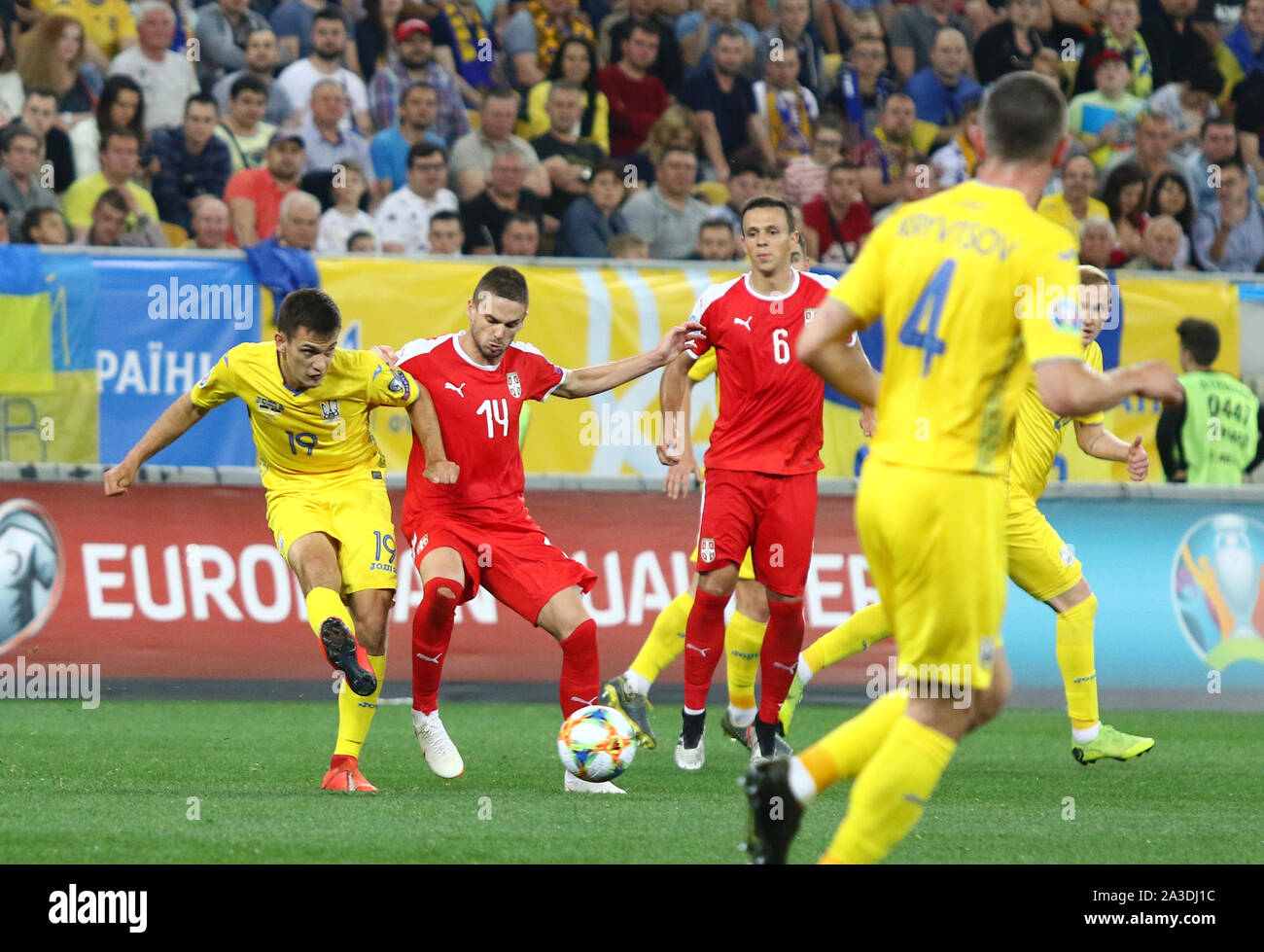 LVIV, Ucraina - 7 giugno 2019: Volodymyr Shepeliev dell'Ucraina (#19) combatte per una sfera con Mijat Gacinovic della Serbia (#14) durante la loro UEFA EURO 2020 partita di qualificazione a Arena Lviv. L'Ucraina ha vinto 5-0 Foto Stock