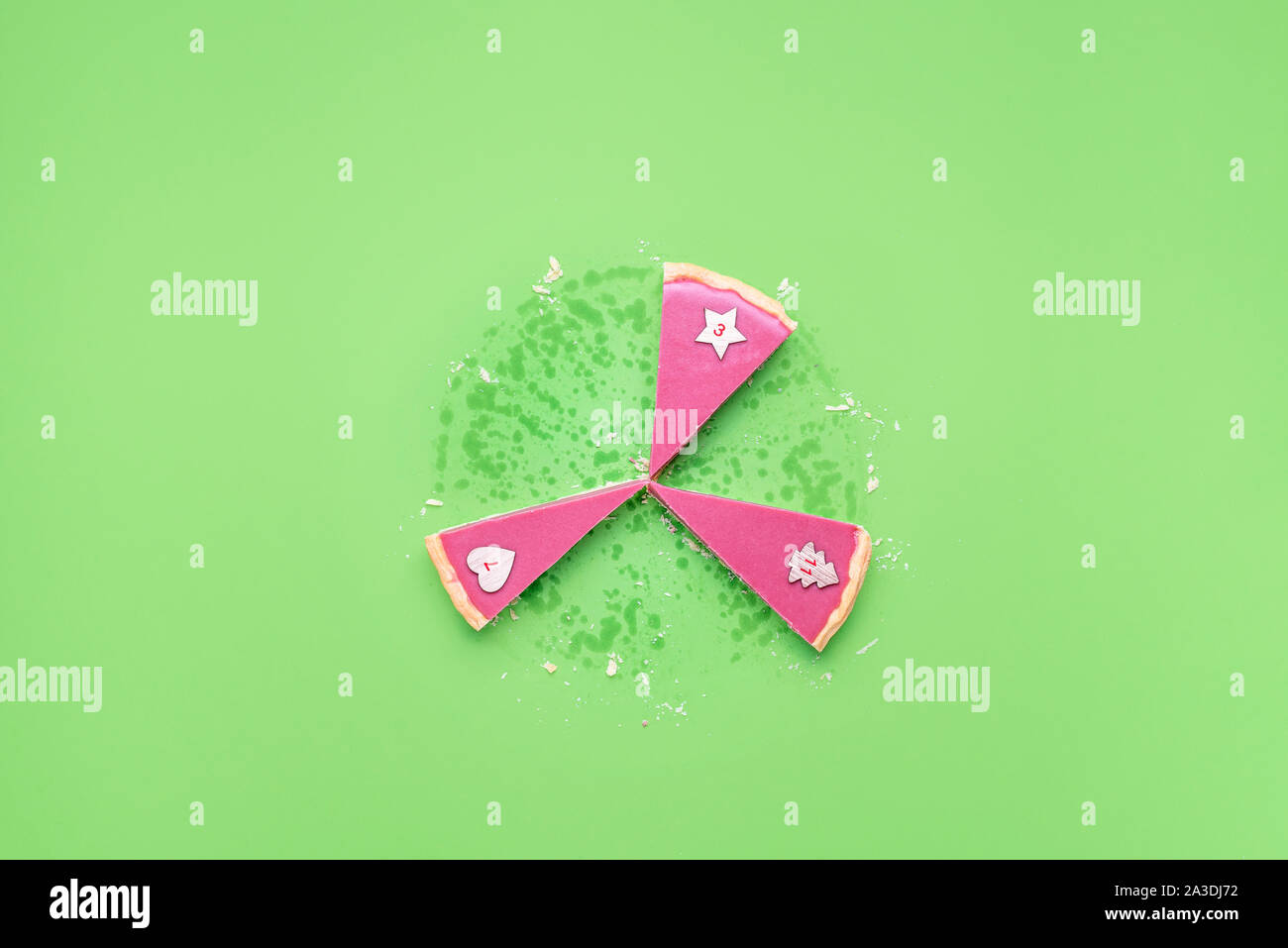 Fette di ruby torta al cioccolato e tracce di grasso di tutta la torta sul tavolo verde. Rosa mousse di cioccolato torta. Tre fette di torta. Avvento natale concept Foto Stock