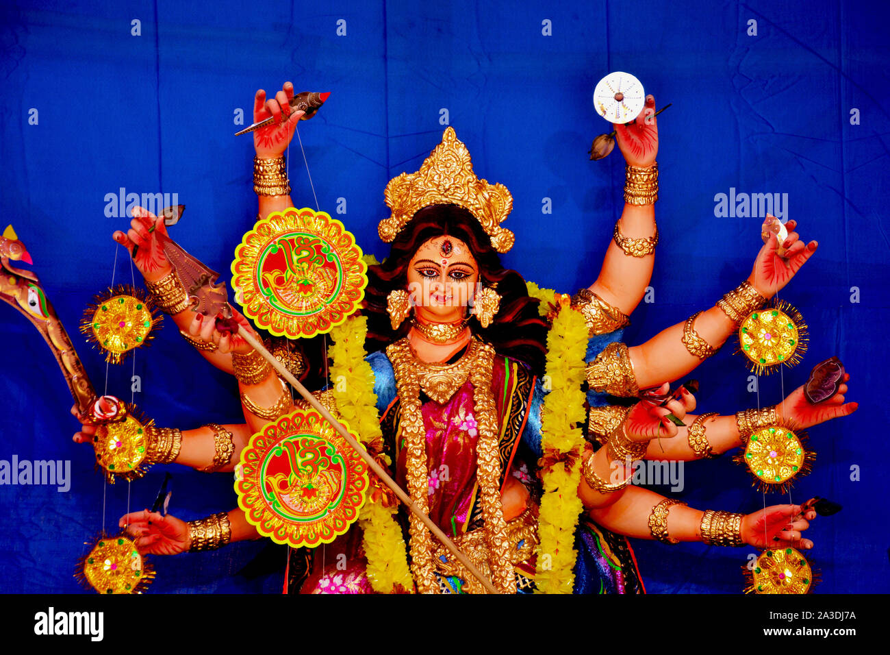 Dea Durga idolo decorata a Durga Puja Pandal in villaggio rurale del Bengala Occidentale la più grande festa religiosa del popolo del Bengala Occidentale o bengalesi Foto Stock