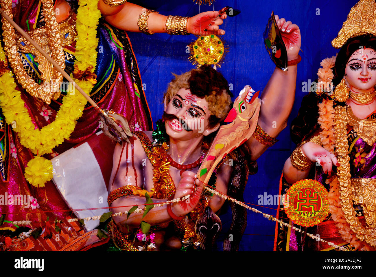 Dea Durga idolo decorata a Durga Puja Pandal in villaggio rurale del Bengala Occidentale la più grande festa religiosa del popolo del Bengala Occidentale o bengalesi Foto Stock