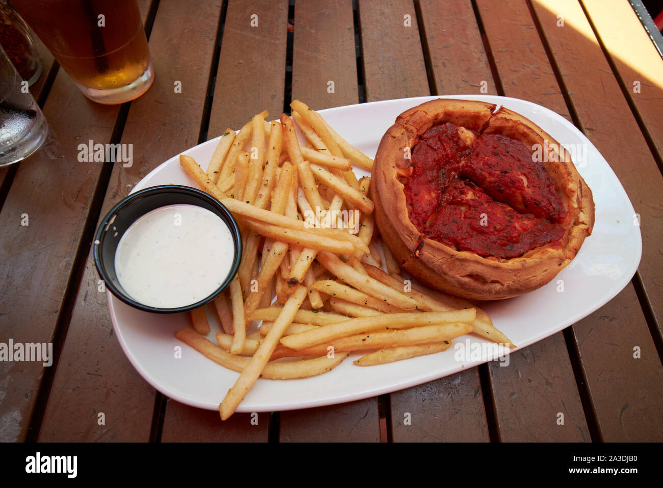 Chicago-style deep dish pasto di pizza con le patatine fritte e dip da giordanos Chicago in Illinois negli Stati Uniti d'America Foto Stock