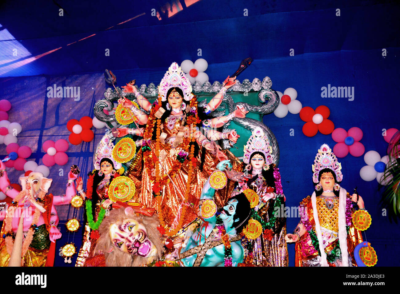 Dea Durga idolo decorata a Durga Puja Pandal in villaggio rurale del Bengala Occidentale la più grande festa religiosa del popolo del Bengala Occidentale o bengalesi Foto Stock