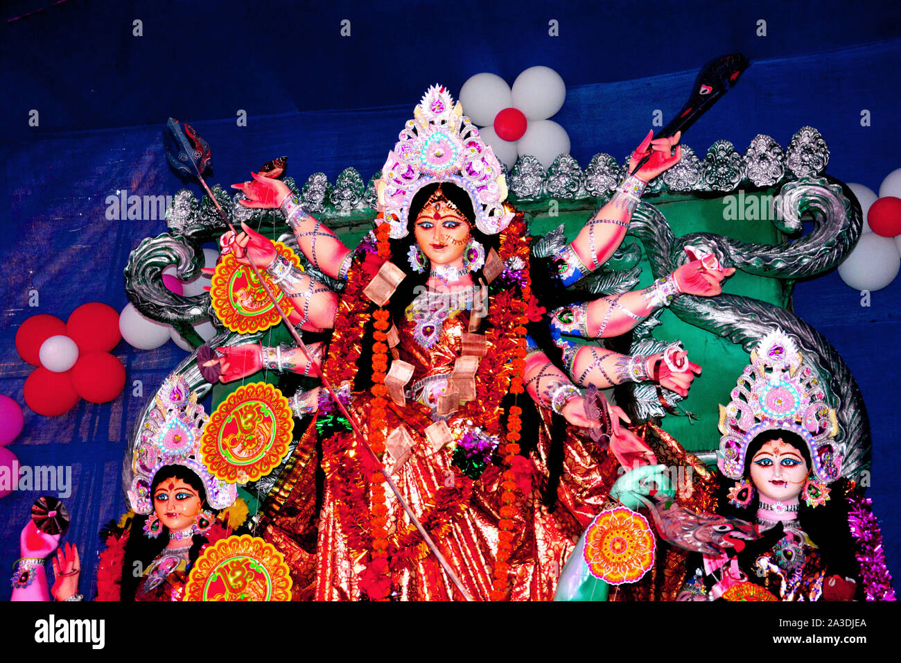 Dea Durga idolo decorata a Durga Puja Pandal in villaggio rurale del Bengala Occidentale la più grande festa religiosa del popolo del Bengala Occidentale o bengalesi Foto Stock