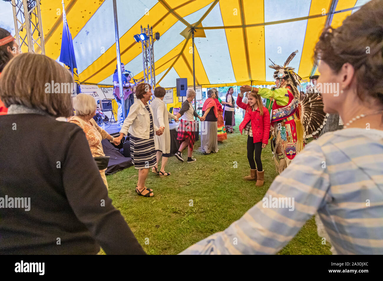 Detroit, Michigan - Tutte le nazioni Ballerini ha invitato il pubblico a unire ballare a Ste. Parrocchia di Anne de Detroit del terzo annuale di rendez-vous cultura Foto Stock