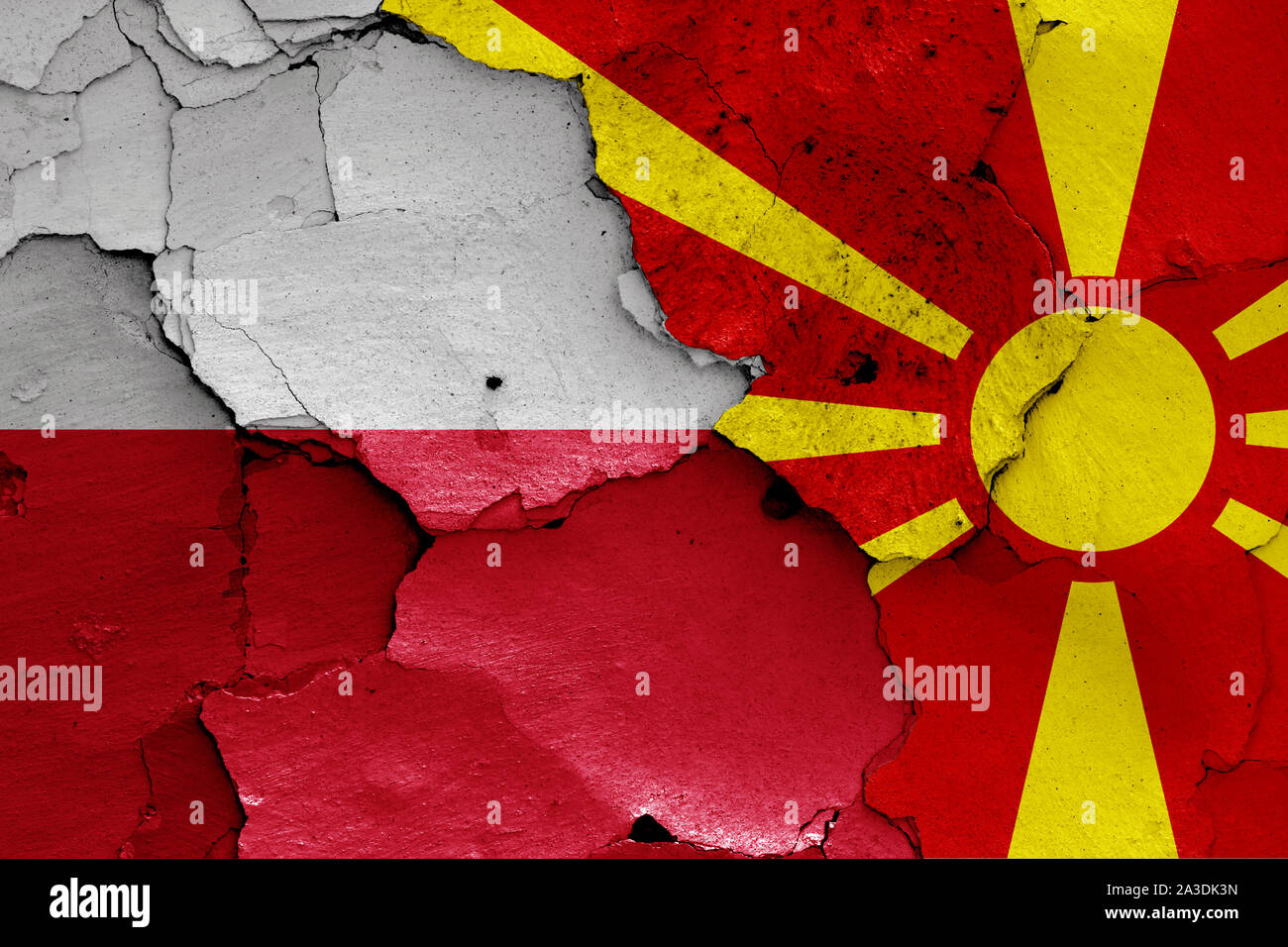Le bandiere della Polonia e il nord di Macedonia dipinta sulla parete incrinato Foto Stock