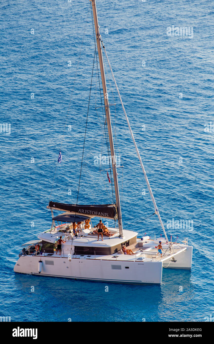 Catamarano a vela yacht 'Aristofanis' sotto carta nel Mar Ionio nei pressi di Lefkada / Lefkas Island, Grecia Foto Stock