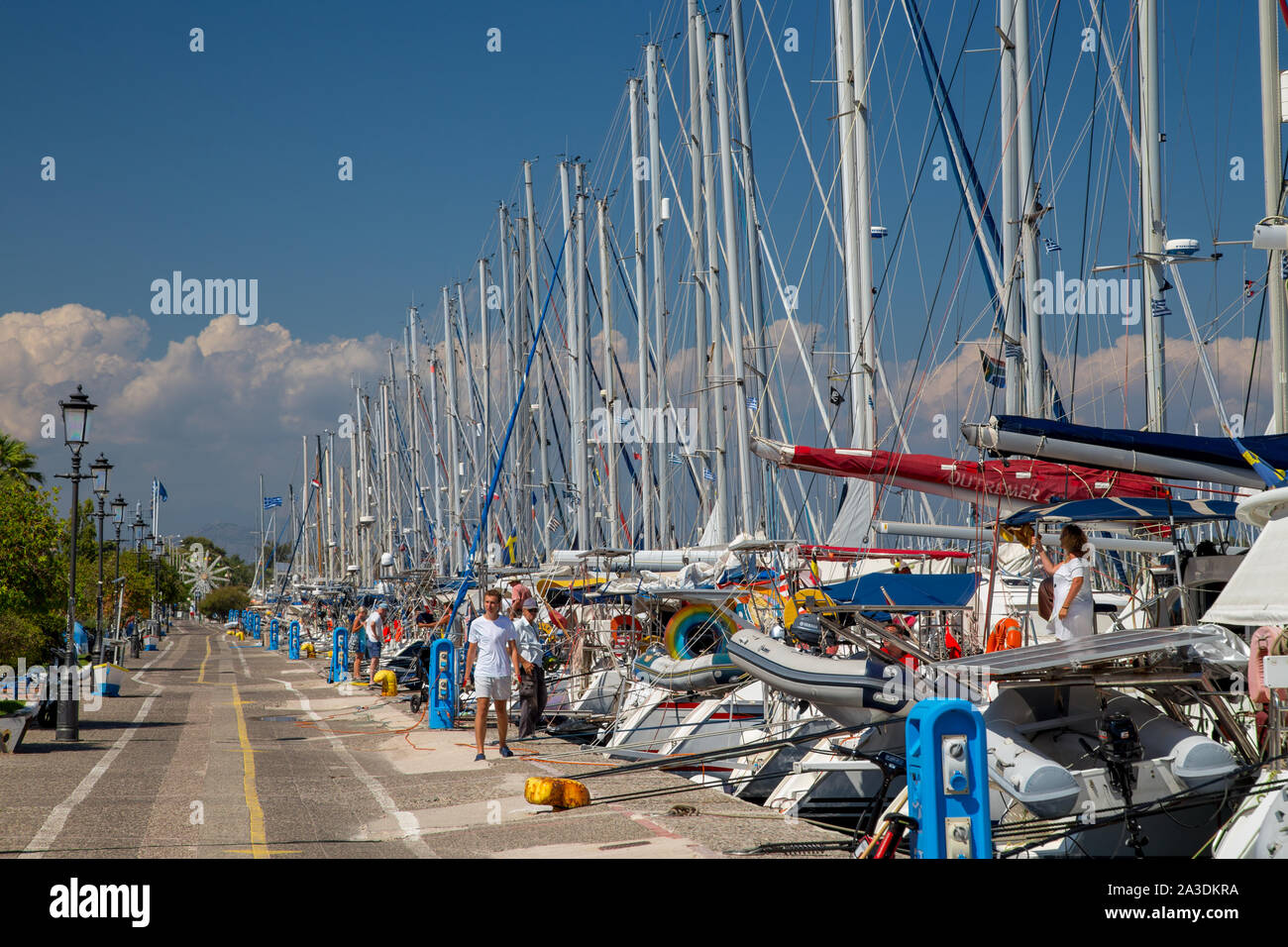 Yacht ormeggiati lungo il Preveza porto cittadino promenade, Epiro, Grecia Foto Stock