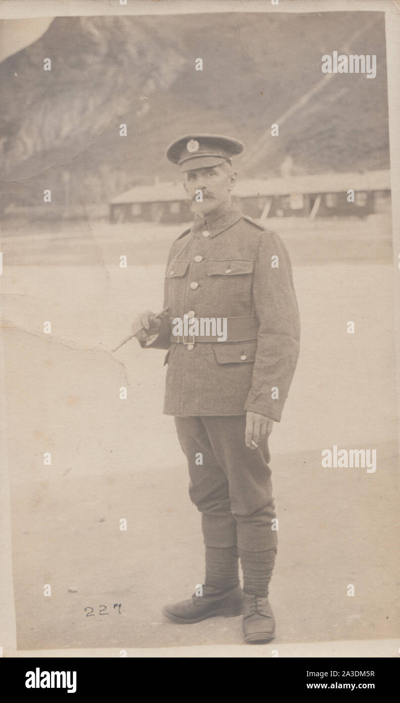Vendemmia inizio xx secolo Cartolina fotografica che mostra un esercito britannico soldato su una parata a terra Foto Stock