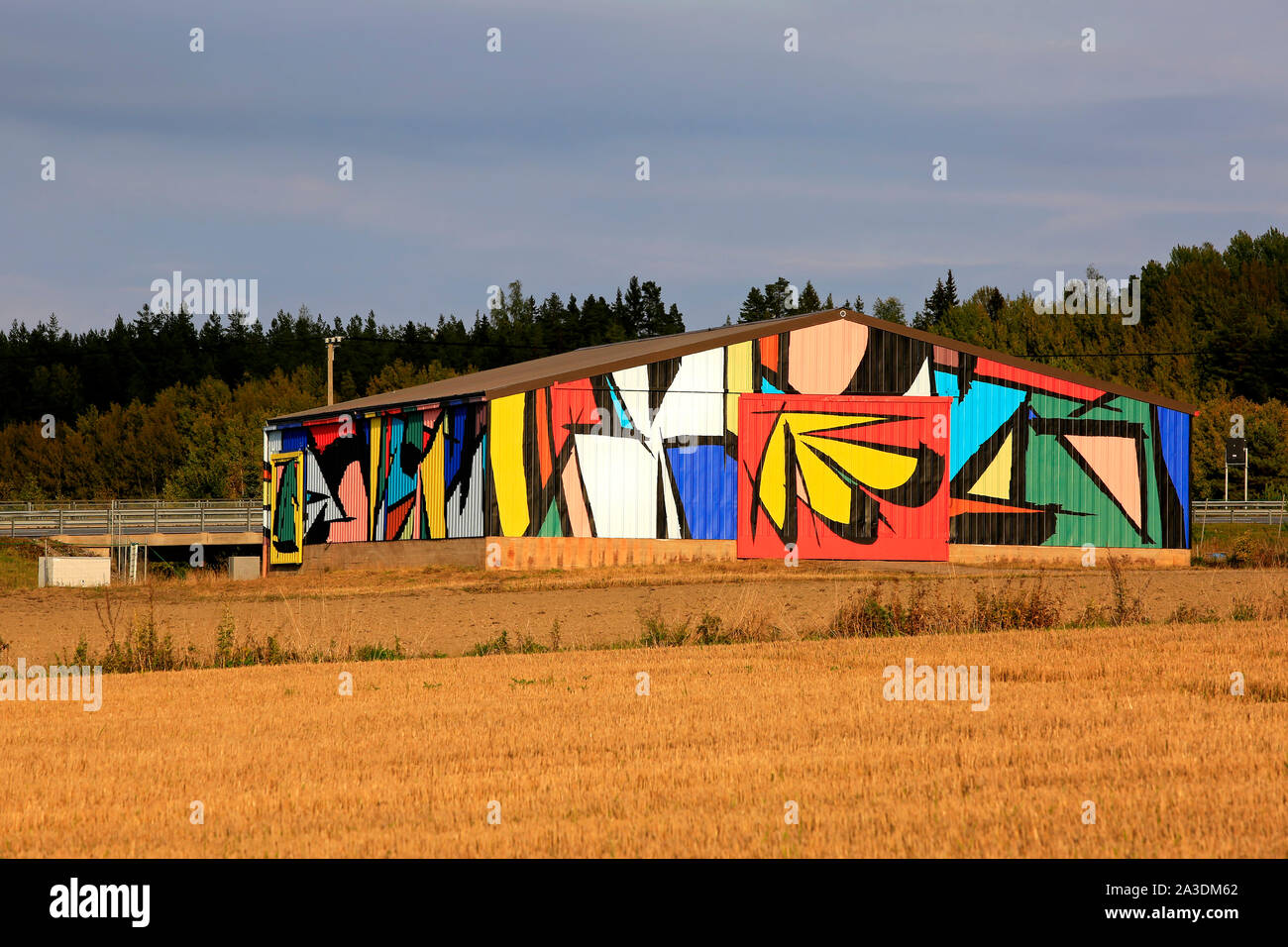 Abstract murale di Sobekcis su un fienile in campo vicino alla strada nazionale 1, E18, a Salo, Finlandia. Il progetto di arte pubblica è parte del Festival Upeart 2019. Foto Stock